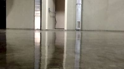 Nem toleranslı epoksi astar uygulaması – yüksek nemli beton zeminler için hazırlık katmanı